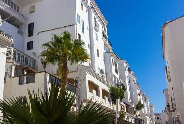 Streets with whitewashed buildings typical of Puerto Banus, Mala — Stock Photo, Image