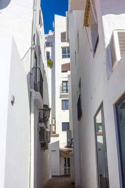 Streets with whitewashed buildings typical of Puerto Banus, Mala — Stock Photo, Image