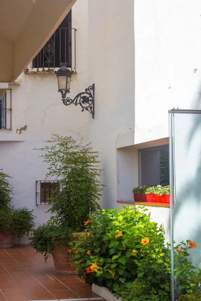 Streets with whitewashed buildings typical of Puerto Banus, Mala — Stock Photo, Image