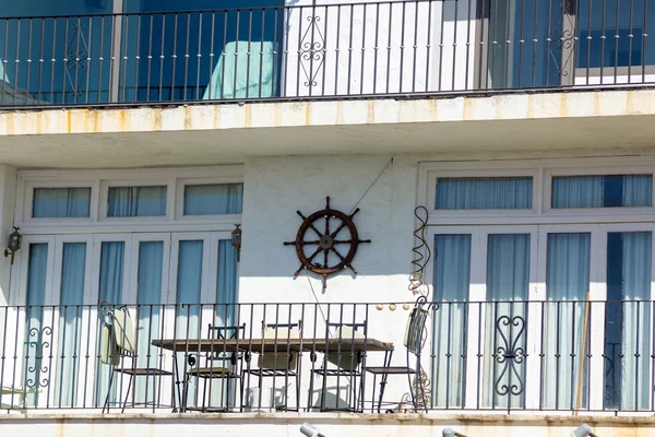 Terraço marinho com mesas e cadeiras — Fotografia de Stock