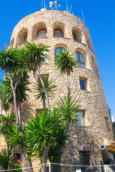 Antica torre medievale all'ingresso del famoso porto turistico di P — Foto Stock