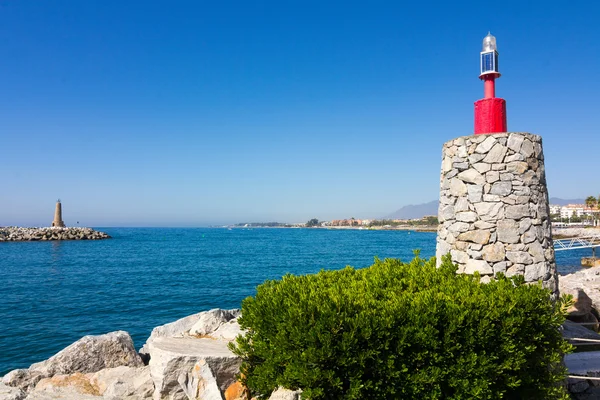 Faro d'ingresso al molo di Puerto Banus, Malaga Spagna — Foto Stock