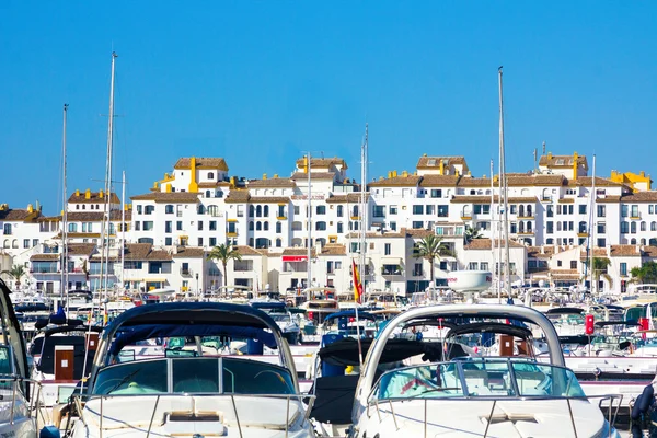 Barcos deportivos y yates con la ciudad de Puerto Banús en el bac —  Fotos de Stock