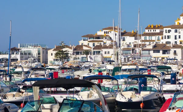 Barcos deportivos y yates con la ciudad de Puerto Banús en el bac —  Fotos de Stock