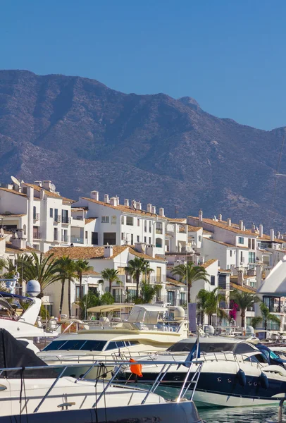 Barche sportive e yacht con la città di Puerto Banus nel bac — Foto Stock