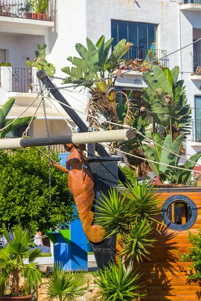 Dettagli della replica di vecchia barca a vela in un parco della città di — Foto Stock