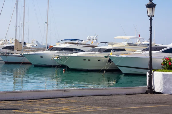 The bow boats moored at a marina — Stock Photo, Image