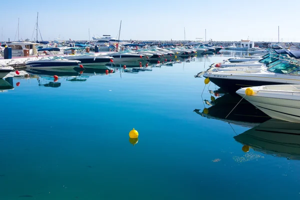 Bow båtar förtöjda vid en marina — Stockfoto