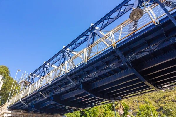 Σύγχρονες μπλε σιδερένια γέφυρα — Φωτογραφία Αρχείου