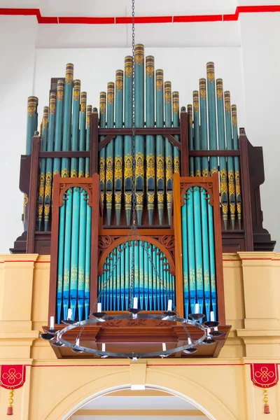 Kilise organ son derece parlak renkli dekore edilmiş — Stok fotoğraf