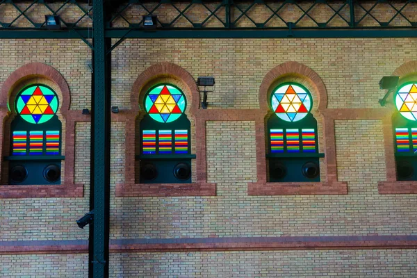 Detalhes das janelas da antiga estação ferroviária de Sevilha, Spai — Fotografia de Stock