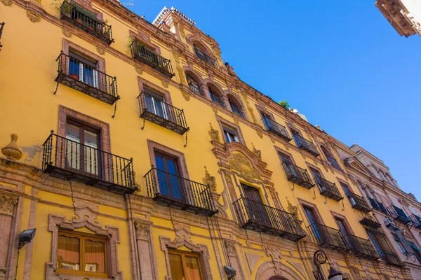 Hermosas calles llenas de color típico de la ciudad andaluza o — Foto de Stock