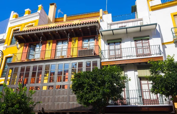 Belle strade piene di colori tipici della città andalusa o — Foto Stock