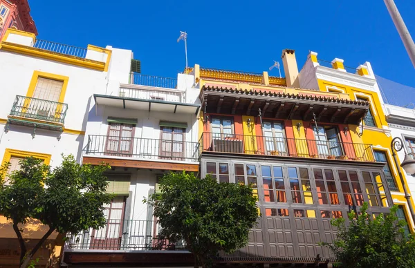 Hermosas calles llenas de color típico de la ciudad andaluza o — Foto de Stock