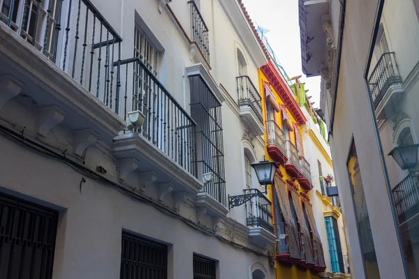 Piękne uliczki pełne kolorów typowe andaluzyjskie miasto o — Zdjęcie stockowe