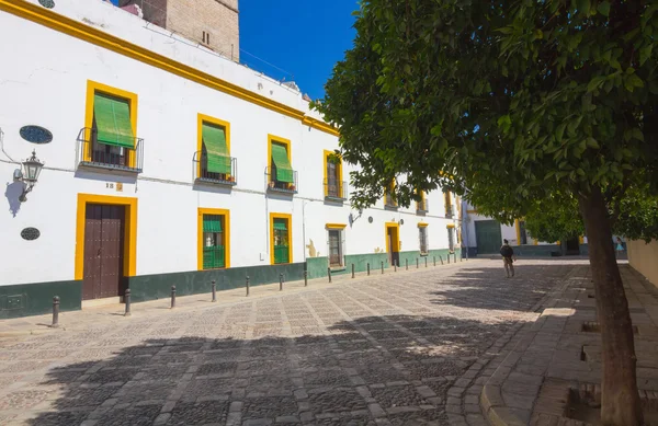 Praça luminosa com típicas casas brancas de Sevilha, Espanha — Fotografia de Stock