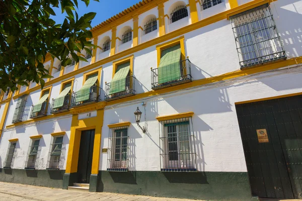 Praça luminosa com típicas casas brancas de Sevilha, Espanha — Fotografia de Stock