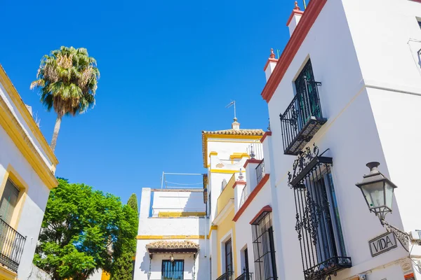 Belas ruas cheias de cor típica da cidade andaluza o — Fotografia de Stock