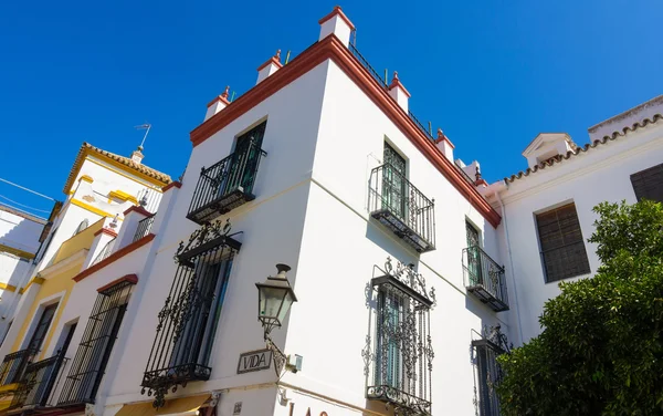 Vackra gator fulla av typiska färgen på den andalusiska stad o — Stockfoto