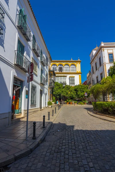 Schöne Straßen voller typischer Farben der andalusischen Stadt o — Stockfoto