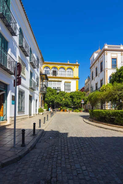 Belle strade piene di colori tipici della città andalusa o — Foto Stock