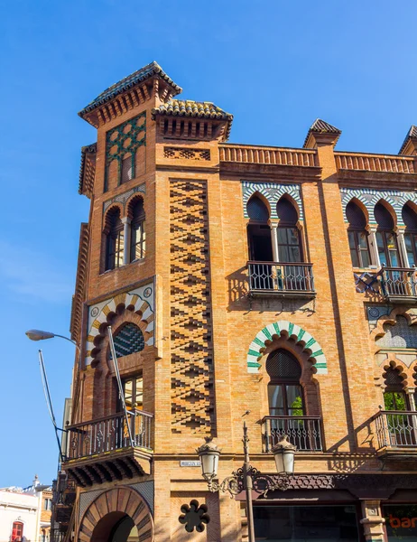 Arabesque stílusú épületek, nagyon díszített Sevilla, Spai — Stock Fotó