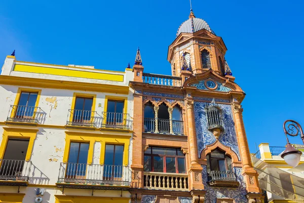 Edifici in stile arabesco con molto decorato a Siviglia, Spai — Foto Stock