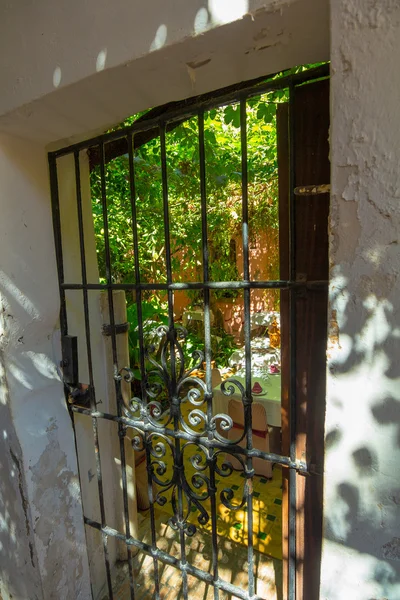 Свежие дворы с цветами и ворота типичные для домов в с — стоковое фото