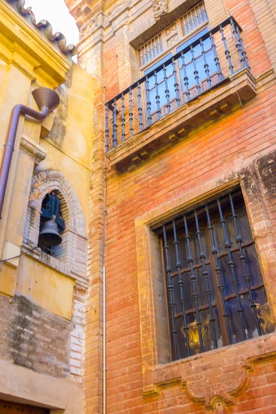 Details van de binnenplaats van de kerk van de Verlosser in Sevilla, — Stockfoto