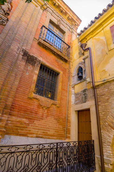 Details of the courtyard of the Church of the Savior in Seville, — Stock Photo, Image