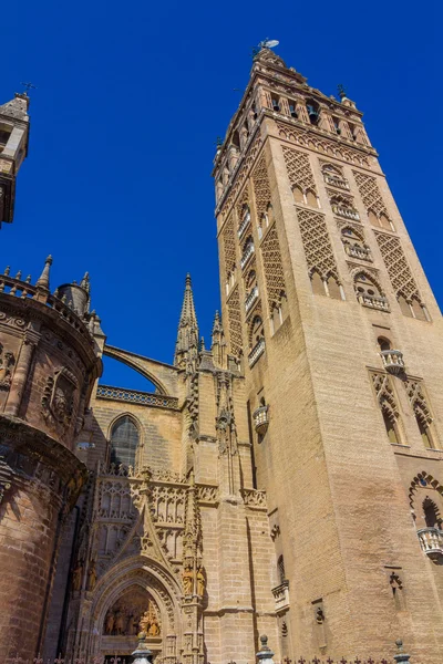 Widok na słynne Giralda w Sewilli, w Hiszpanii — Zdjęcie stockowe