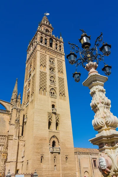 Näkymä kuuluisa Giralda Sevillassa, Espanja — kuvapankkivalokuva