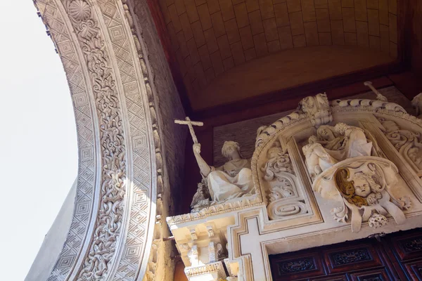 Indrukwekkende ingang naar de kathedraal van La Giralda in Sevilla, S — Stockfoto