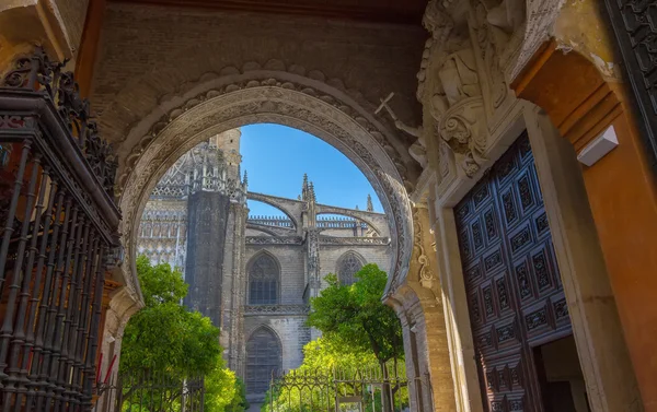 Imponerande entré till katedralen La Giralda i Sevilla, S — Stockfoto