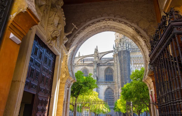 Impresionante entrada a la catedral de La Giralda en Sevilla, S — Foto de Stock
