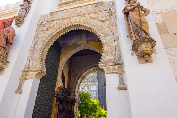 Imponerande entré till katedralen La Giralda i Sevilla, S — Stockfoto