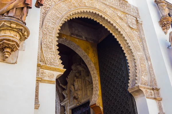 Impresionante entrada a la catedral de La Giralda en Sevilla, S —  Fotos de Stock