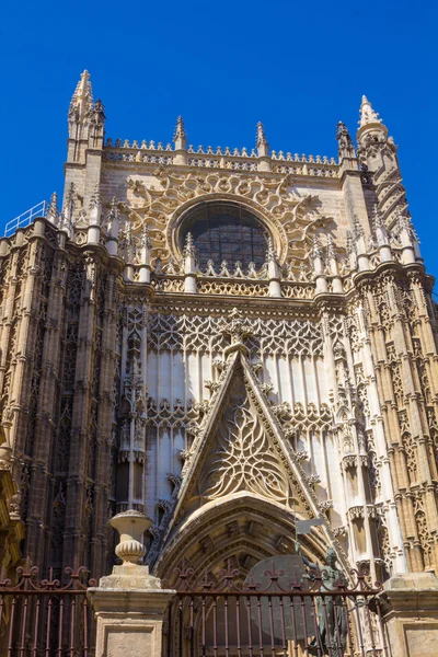 Szczegóły na fasadzie katedry Santa Maria La Giralda — Zdjęcie stockowe