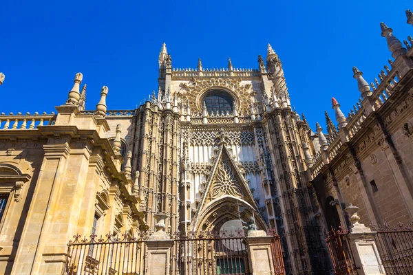 Szczegóły na fasadzie katedry Santa Maria La Giralda — Zdjęcie stockowe