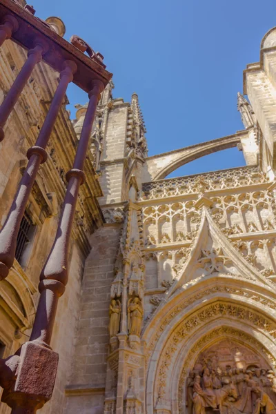 Details of the facade of the cathedral of Santa Maria La Giralda — Stock Photo, Image