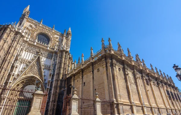 Szczegóły na fasadzie katedry Santa Maria La Giralda — Zdjęcie stockowe