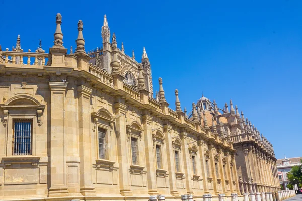 Részletek a homlokzat, a katedrális, a Santa Maria La Giralda — Stock Fotó