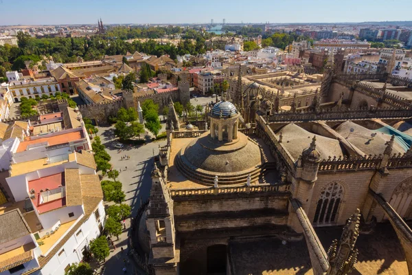 Sev のヒラルダの塔からサンタ マリア デ セビリア ビューの大聖堂 — ストック写真