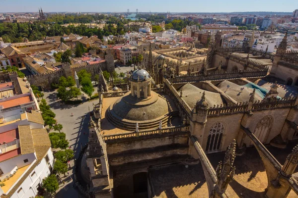 Cathedral of Santa Maria de Sevilla näkymä Giralda Sev — kuvapankkivalokuva