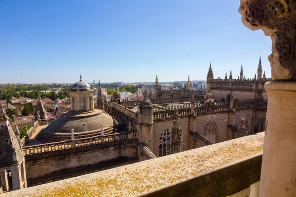 Kathedraal van Santa Maria de Sevilla uitzicht vanaf de Giralda in Sev — Stockfoto