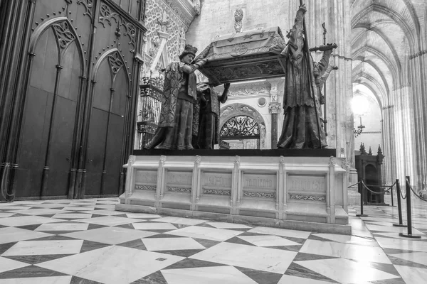 Graf van Christopher Columbus in de kathedraal van Santa Maria in — Stockfoto