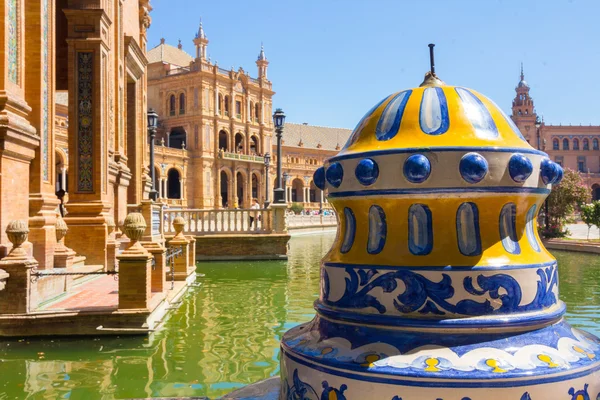 Detalles de cerámica pintada en la famosa plaza de España en Sevilla — Foto de Stock