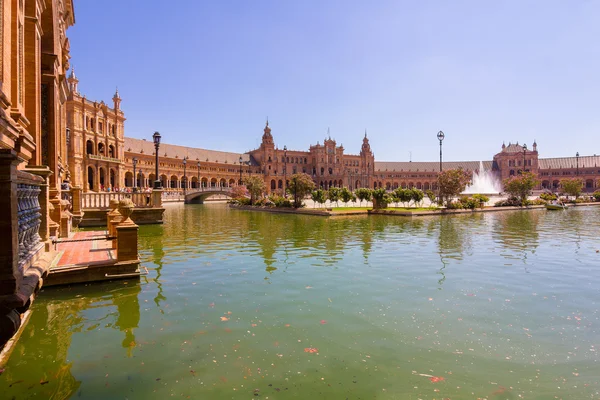 Teich des berühmten Platzes von Spanien in Sevilla, Spanien — Stockfoto