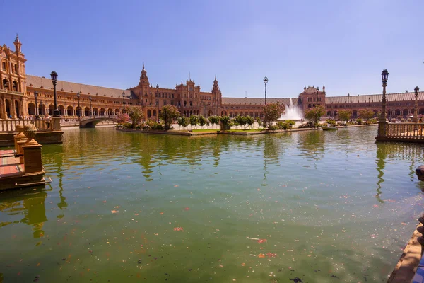 Teich des berühmten Platzes von Spanien in Sevilla, Spanien — Stockfoto