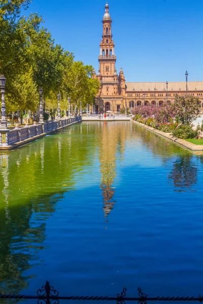 Estanque de la famosa Plaza de España en Sevilla, España — Foto de Stock